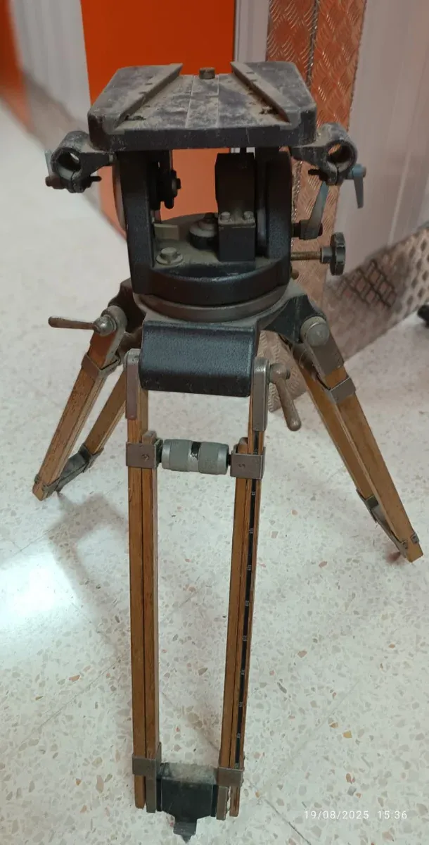 Trípode antiguo fotografía/topografía