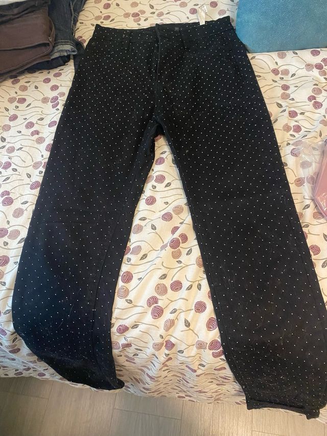 Pantalones negros con topos blancos