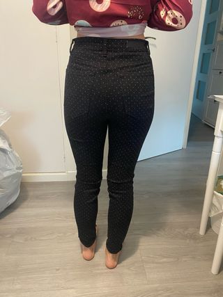 Pantalones negros con topos blancos