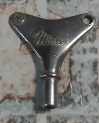 LLAVE PARA DAR CUERDA