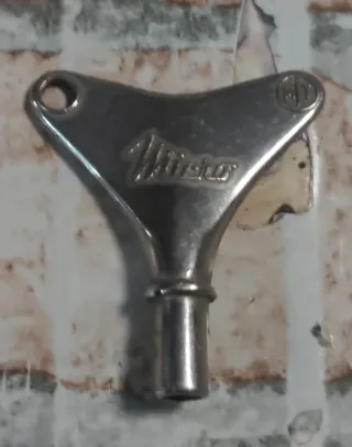 LLAVE PARA DAR CUERDA