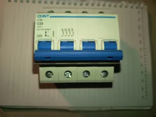 Interruptor Automático CHNT C25