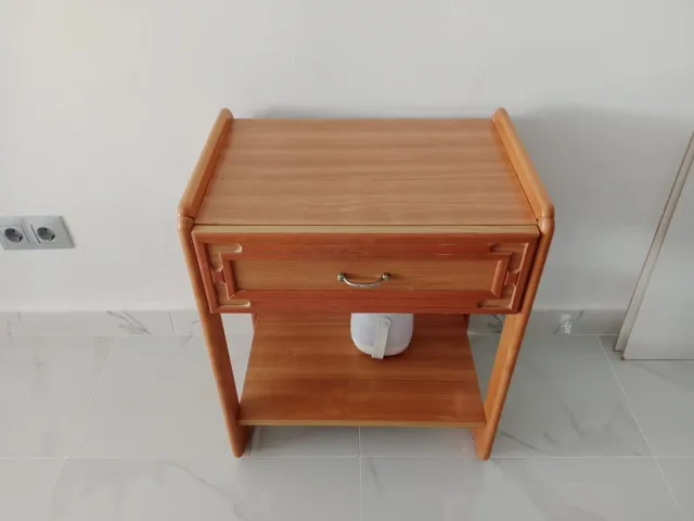 Mesita de noche de madera