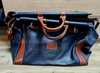 Maleta de viaje azul y marrón