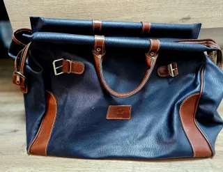 Maleta de viaje azul y marrón