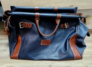 Maleta de viaje azul y marrón