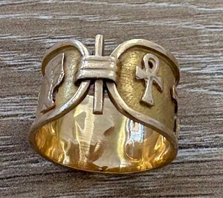 Anillo de oro con diseño egipcio