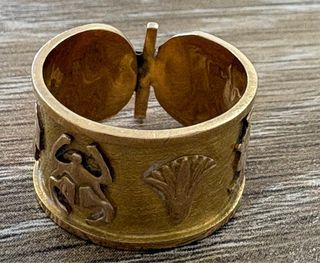 Anillo de oro con diseño egipcio
