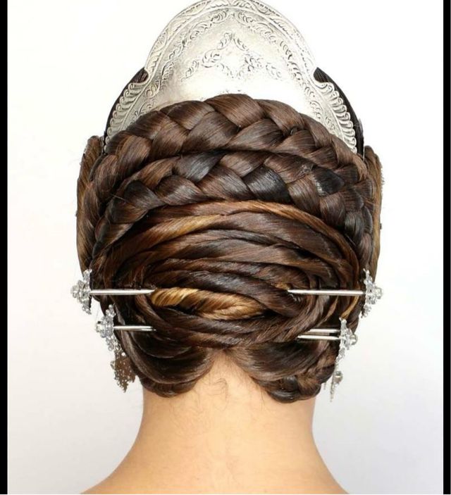 Se hacen pelos de fallera.