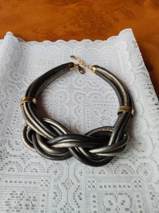 Collar trenzado gris y plateado ligero