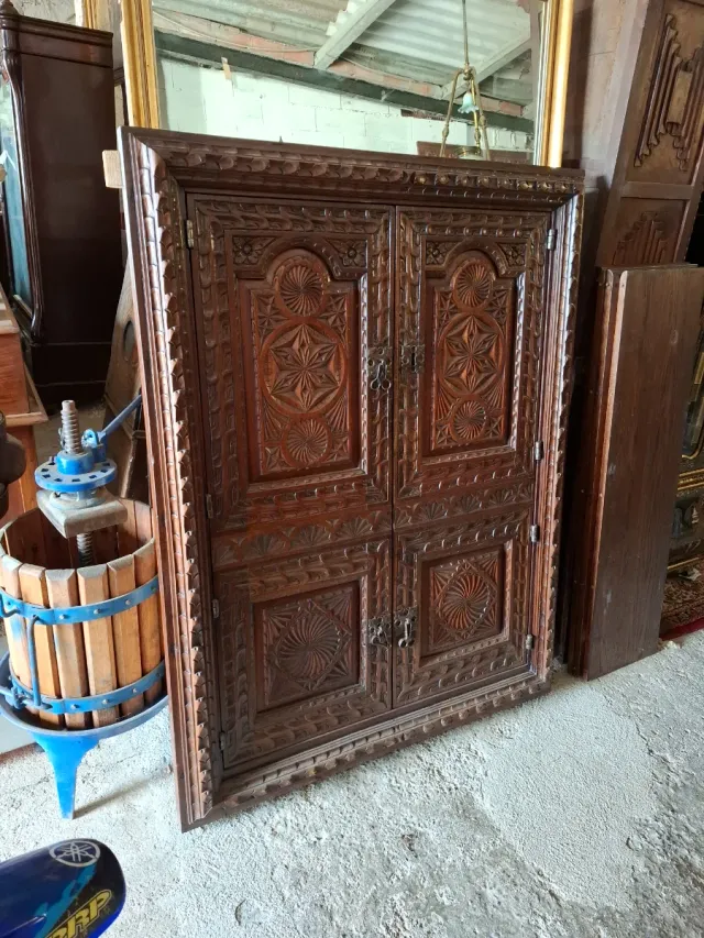 Antiguo marco de madera tallada