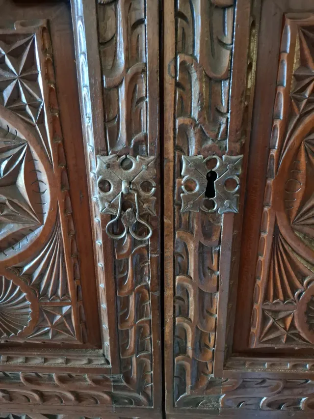 Antiguo marco de madera tallada