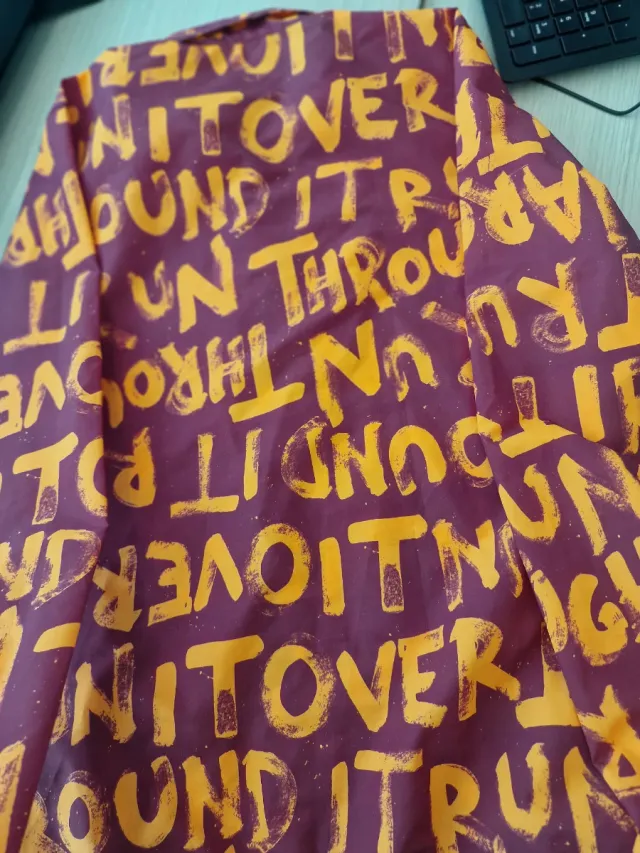 Cortavientos Reebok estampado Unisex