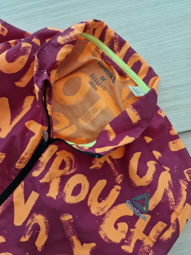 Cortavientos Reebok estampado Unisex