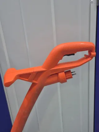 Desbrozadora eléctrica naranja Black and Decker