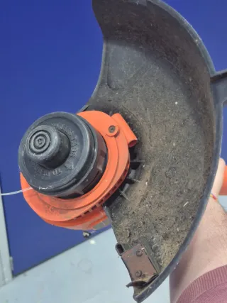 Desbrozadora eléctrica naranja Black and Decker