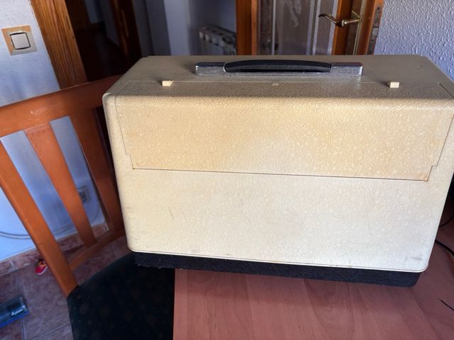 Máquina de coser Alfa antigua