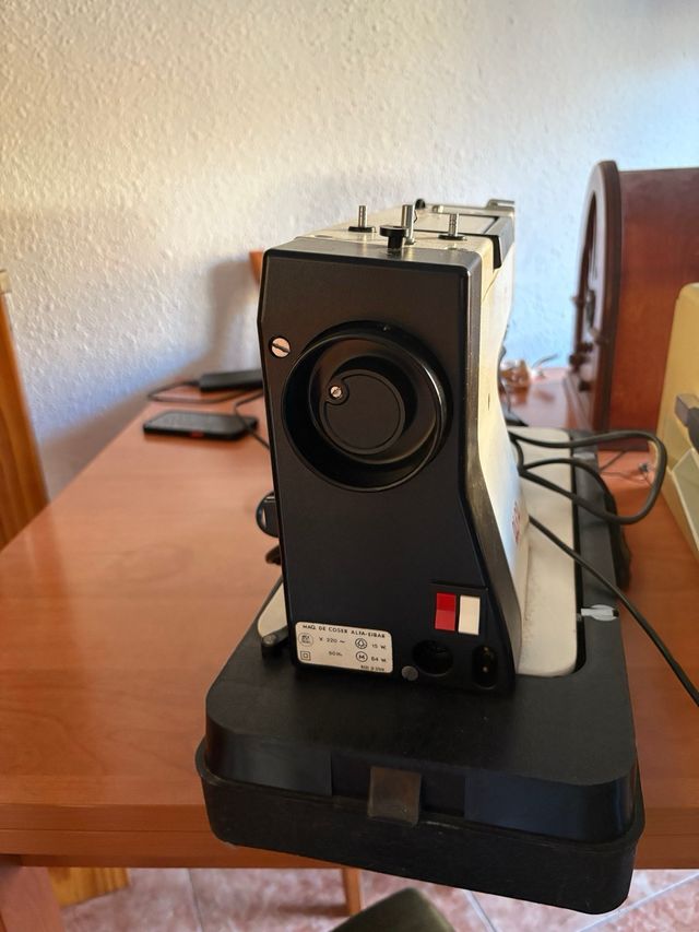 Máquina de coser Alfa antigua