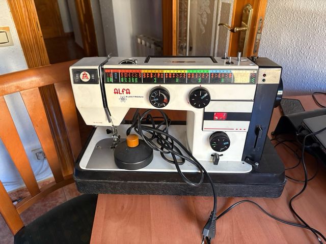 Máquina de coser Alfa antigua