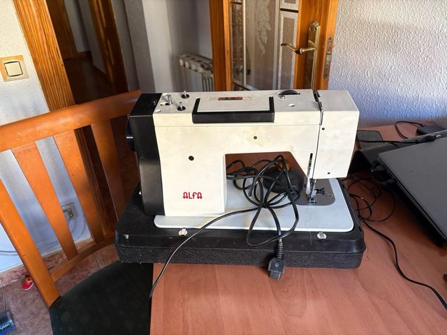 Máquina de coser Alfa antigua