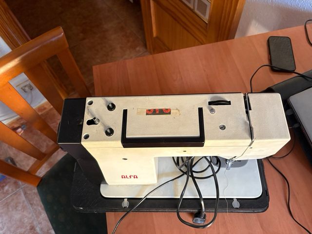 Máquina de coser Alfa antigua
