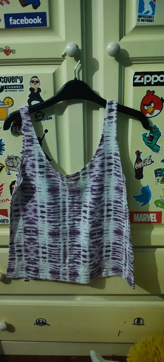 Camiseta sin mangas morado y blanco