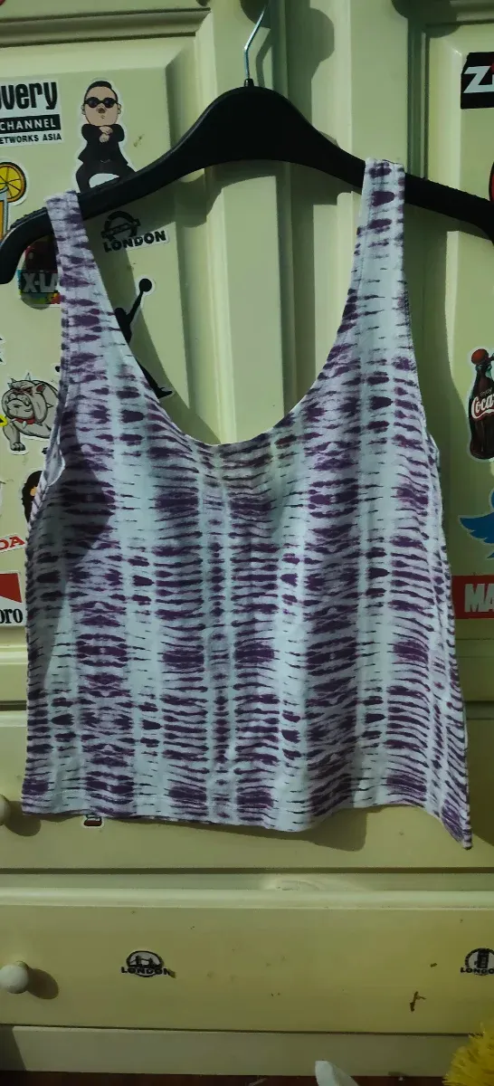 Camiseta sin mangas morado y blanco