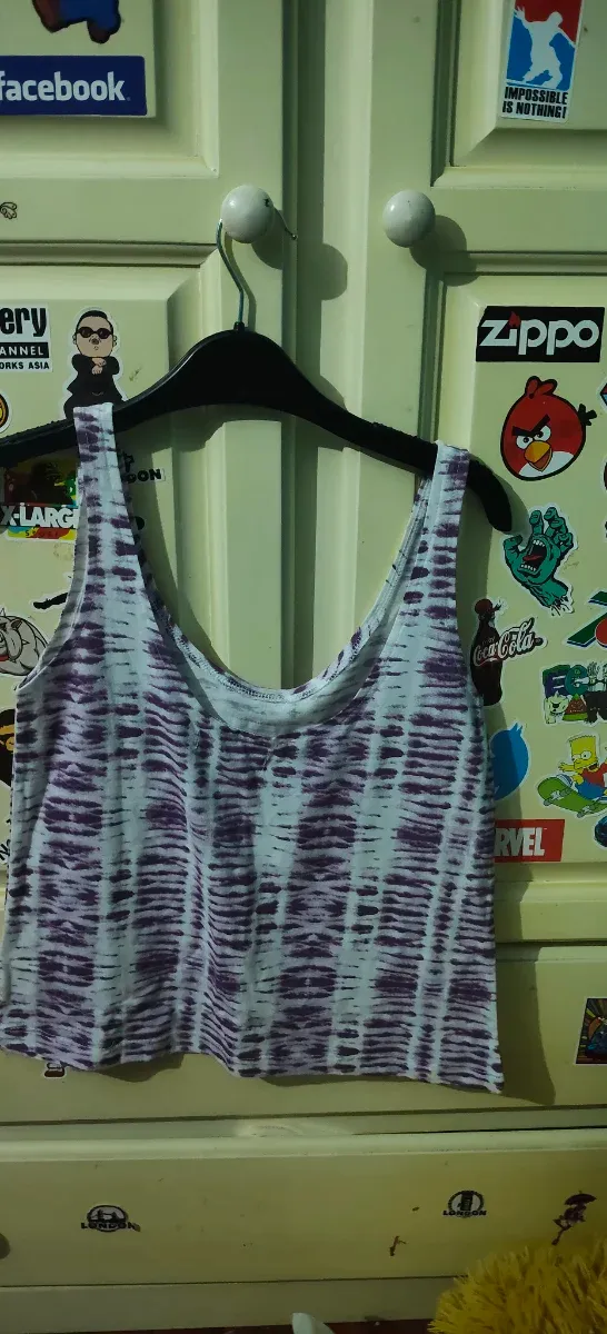 Camiseta sin mangas morado y blanco