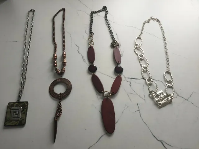 Lote 4 collares mujer. Prezzo di ogni collana 8e