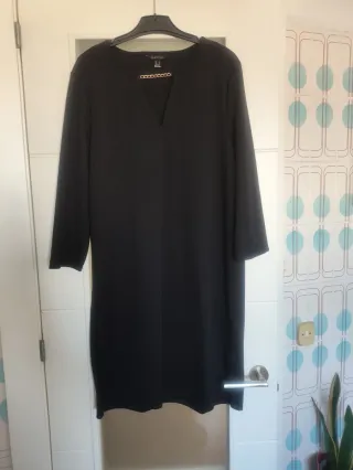 Vestido negro Cortefiel con cadena