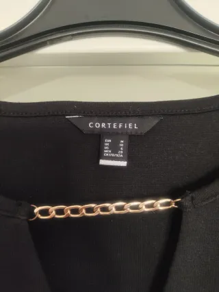 Vestido negro Cortefiel con cadena