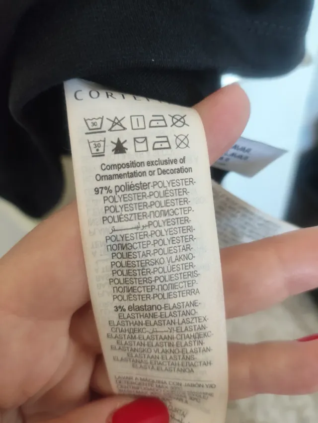 Vestido negro Cortefiel con cadena