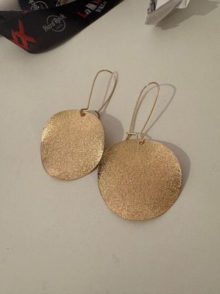 Pendientes dorados con purpurina