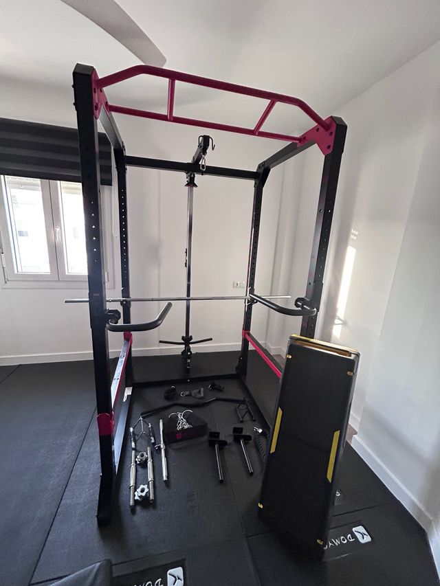 Rack de musculación con accesorios