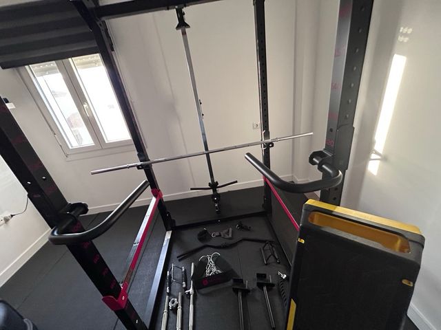 Rack de musculación con accesorios