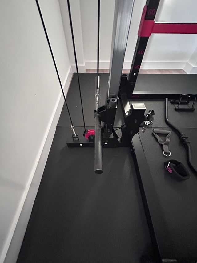 Rack de musculación con accesorios