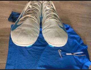 Botas tacos y camiseta fútbol Nike adolescente 15€