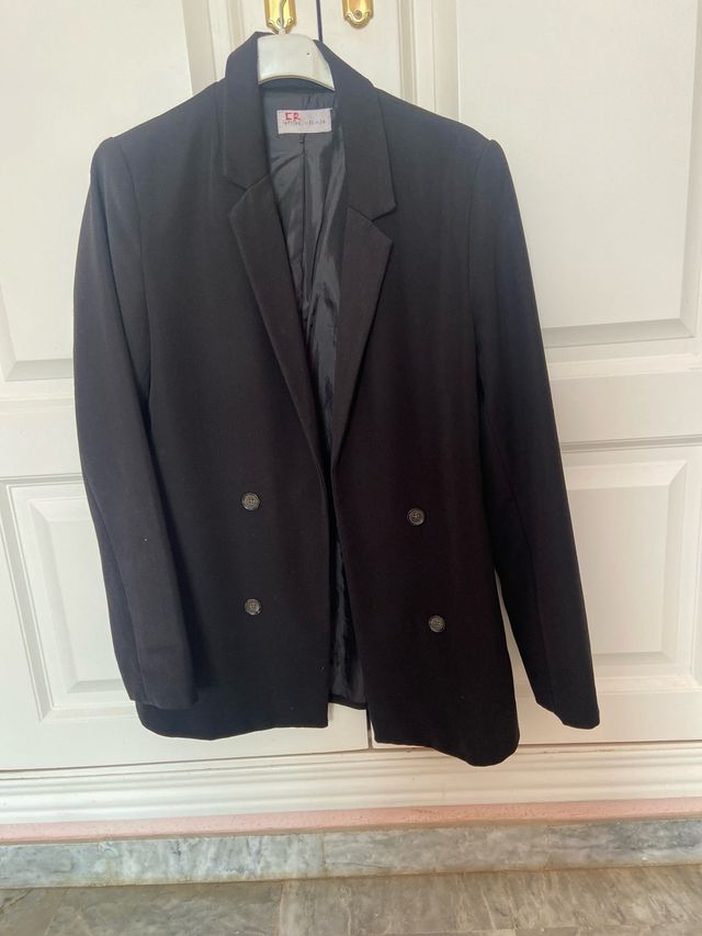 Chaqueta Lefties Negra viene grande