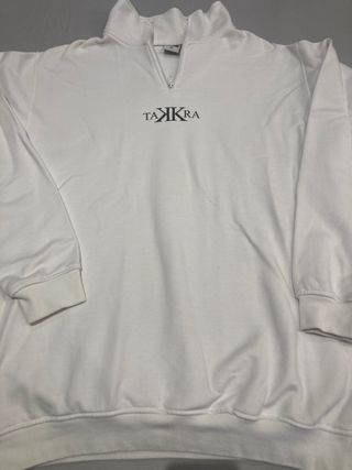 Sudadera blanca con cremallera y logo