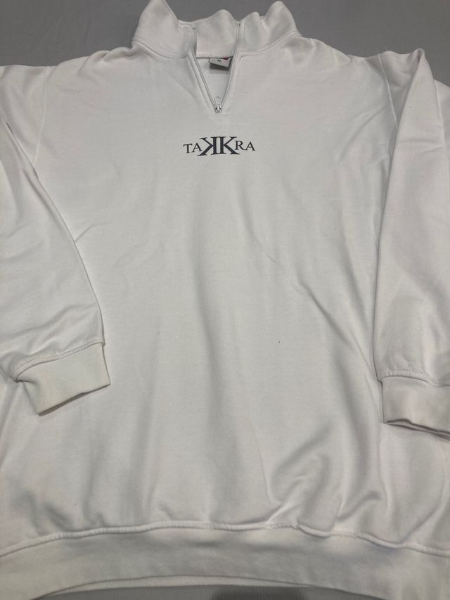 Sudadera blanca con cremallera y logo