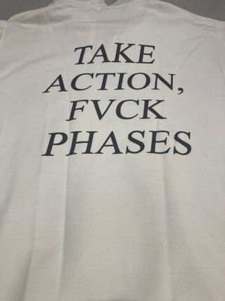 Sudadera blanca con cremallera y logo