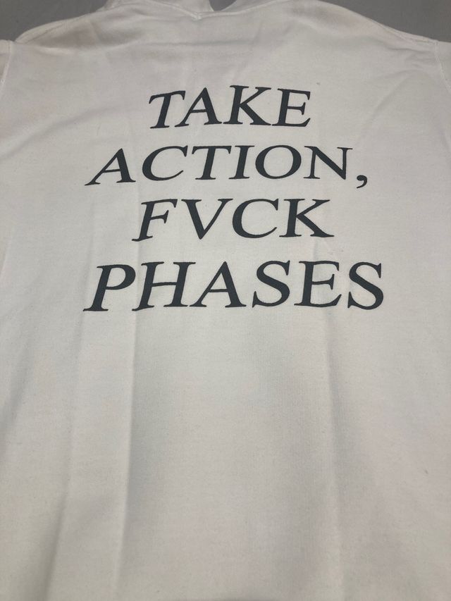 Sudadera blanca con cremallera y logo