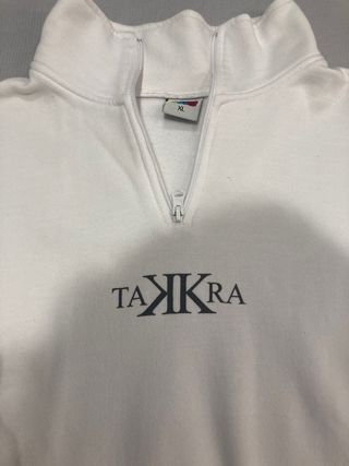 Sudadera blanca con cremallera y logo