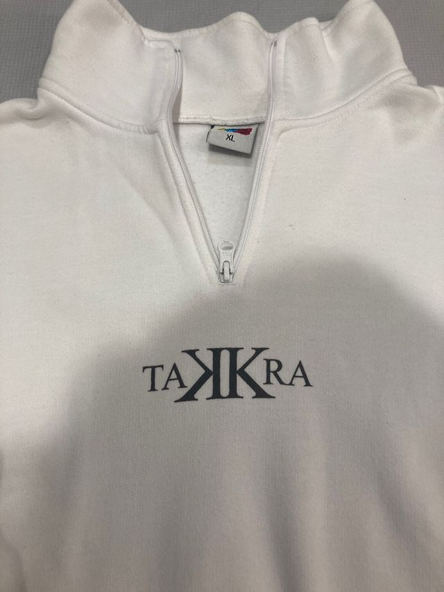 Sudadera blanca con cremallera y logo