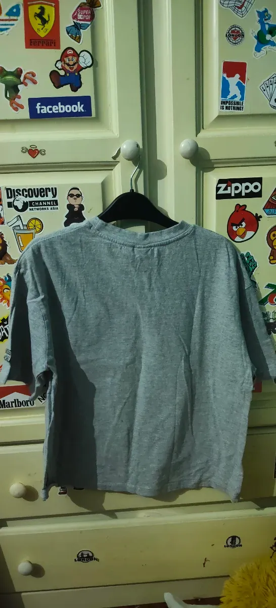 Camiseta gris con smiley rosa