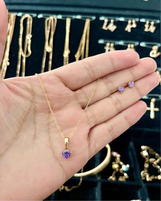 Conjunto collar y pendientes corazón morado