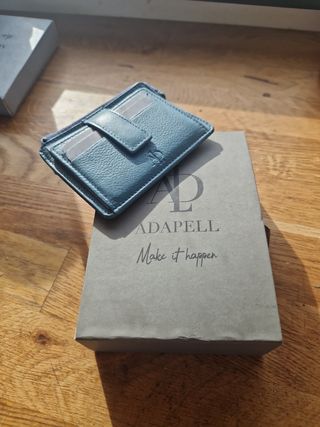 Tarjetero de piel azul