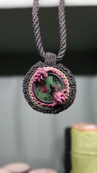 Collar Macramé con Rubí Zoisita