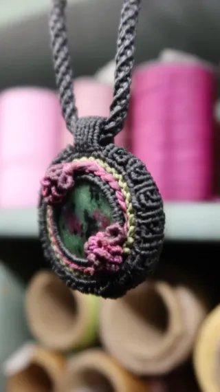 Collar Macramé con Rubí Zoisita