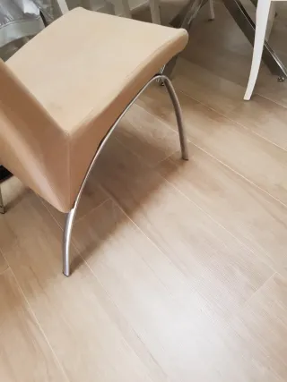 Silla  de diseño Beige con Patas Metálicas